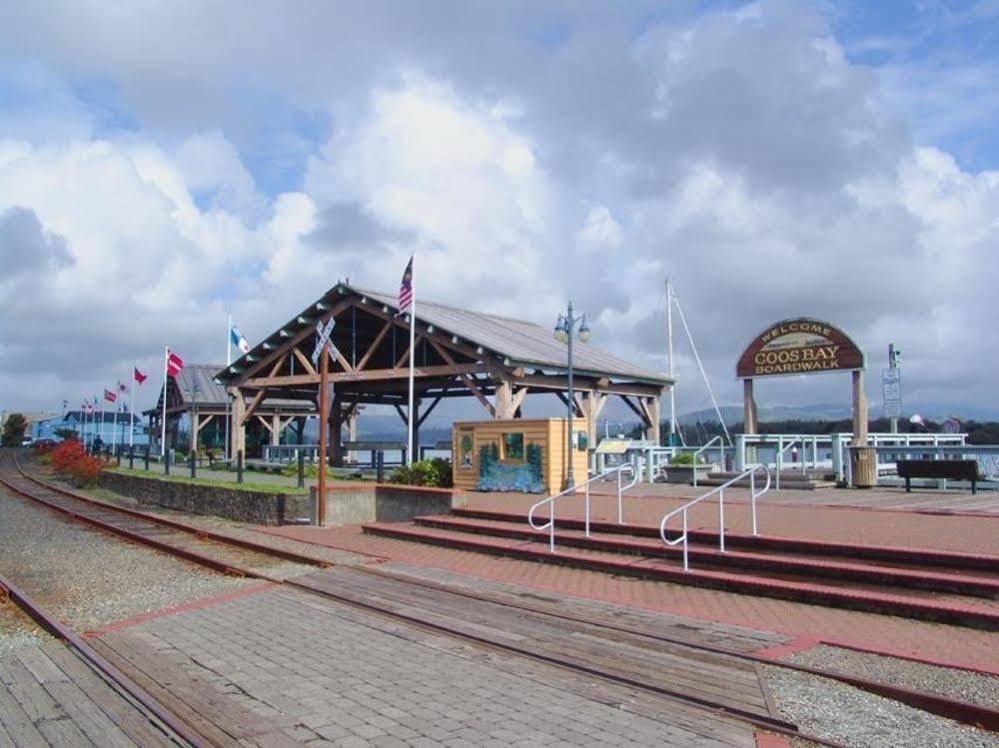 Best Western Holiday Hotel Coos Bay Exterior photo